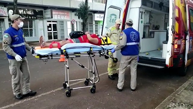 Colisão entre três carros deixa duas pessoas feridas no Centro de Cascavel