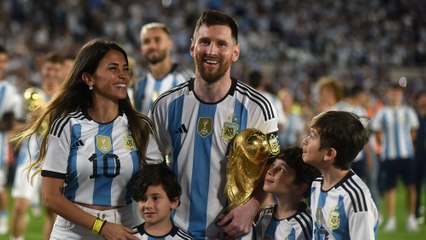 下载视频: Argentinien-Party geht weiter: Messi und Co. feiern Titel in Buenos Aires