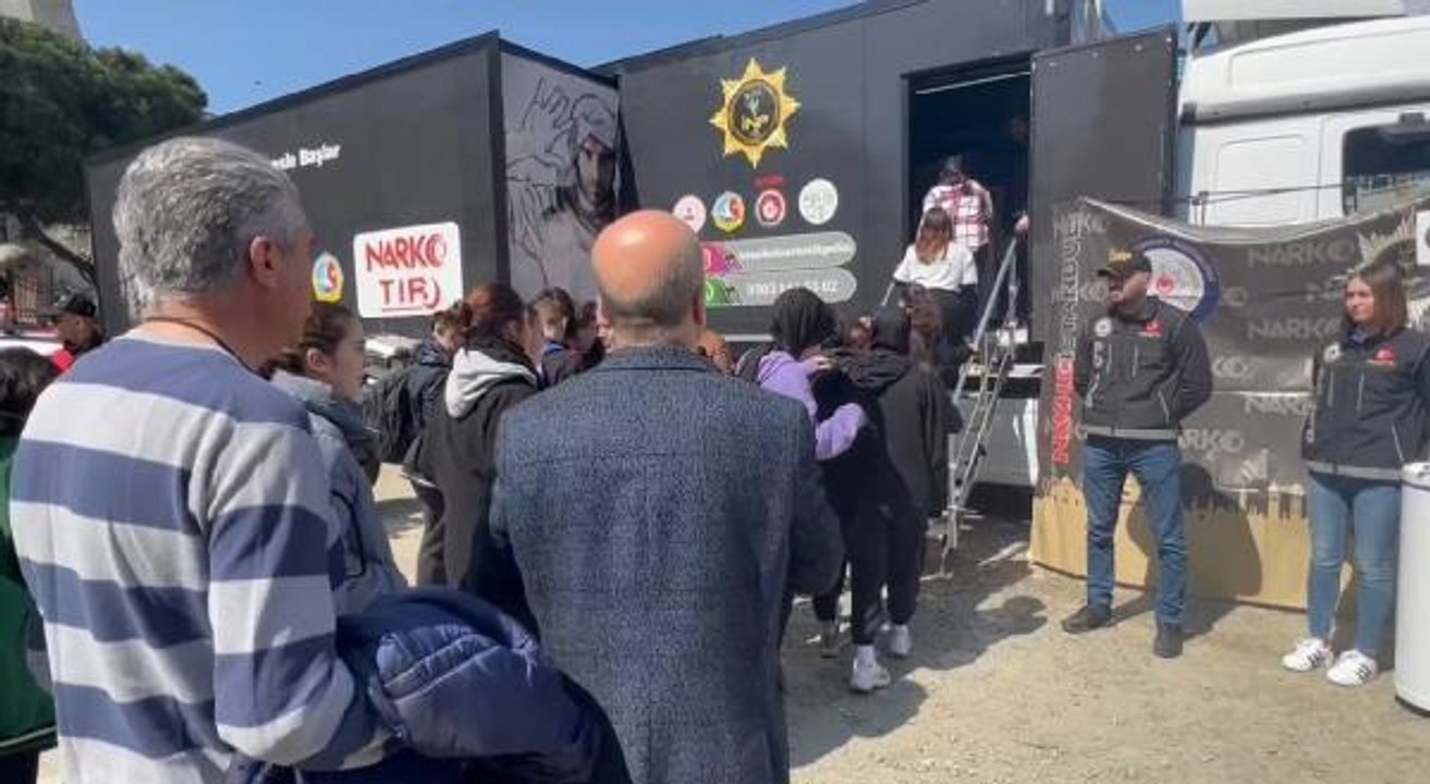 MALTEPE'DE NARKO TIR'DA GENÇLERE UYUŞTURUCUNUN ZARARLARI ANLATILDI