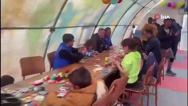 Şırnak'ta gönüllüler depremzede çocukları sevindirdi