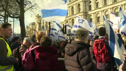 Video herunterladen: Anti-Netanyahu protests on Whitehall on Israeli PM's visit