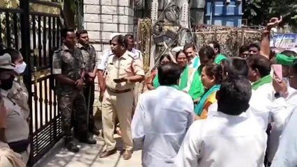 నిర్మల్: కలెక్టర్ కార్యాలయం ముందు ఆందోళన