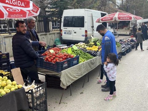 Depremzedeler semt pazarlarında alışveriş yapmaya başladı