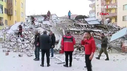 Malatya'da ağır hasarlı 5 katlı apartman çöktü