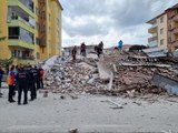Malatya'da ağır hasarlı 5 katlı apartman çöktü