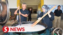 1,500 packets of 'bubur lambuk' with royal touch distributed to people