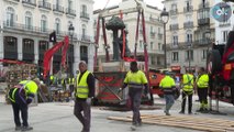 La estatua del Oso y el Madroño ya ocupa su nueva ubicación en la Puerta del Sol