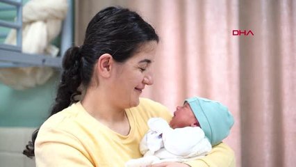 DEPREM BÖLGESİNDEN GELEN AİLE, BEBEKLERİNİ MERSİN'DE DÜNYAYA GETİRDİ