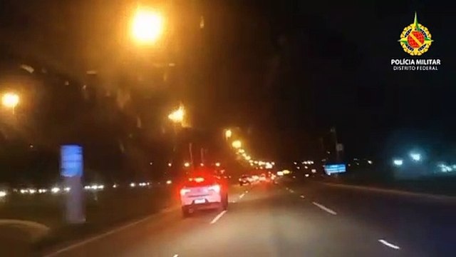 Suspeitos de roubar carro são detidos após perseguição policial, no DF