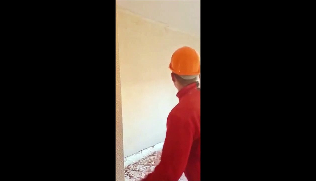 Drôle de technique de cet ouvrier pour démolir un mur