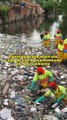Limpeza recolhe 6 toneladas de lixo em canal no Vergel do Lago