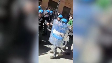Disoccupati, scontri manifestanti-polizia