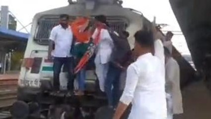 राहुल गांधी की सांसदी रद्द करने के विरोध में प्रदर्शन, दक्षिण एक्सप्रेस ट्रेन रोककर युवक कांग्रेस ने हंगामा किया