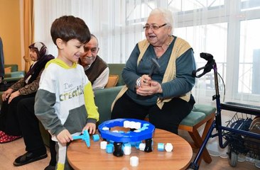 Tepebaşı'nda İleri Yaştaki Yurttaşlar, Çocuklarla Bir Araya Geldi