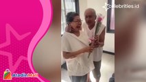 Viral Video Aksi Romantis Seorang Kakek ke Istrinya, So Sweet!