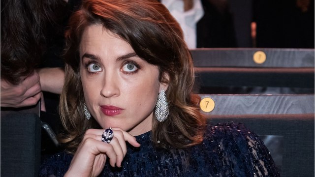 Voici - “On peut gagner” : l’actrice Adèle Haenel filmée parmi les grévistes