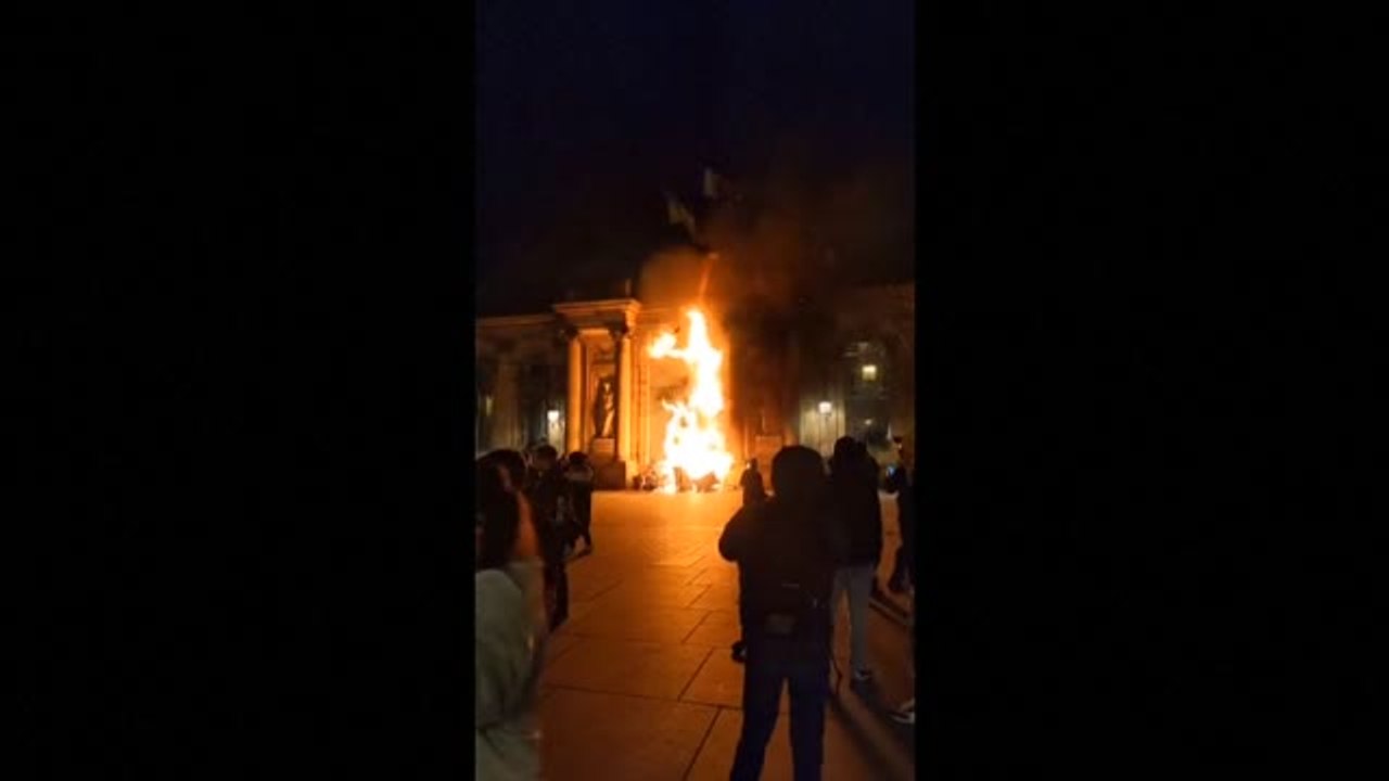 Las protestas contra el 'decretazo' de Macron d...