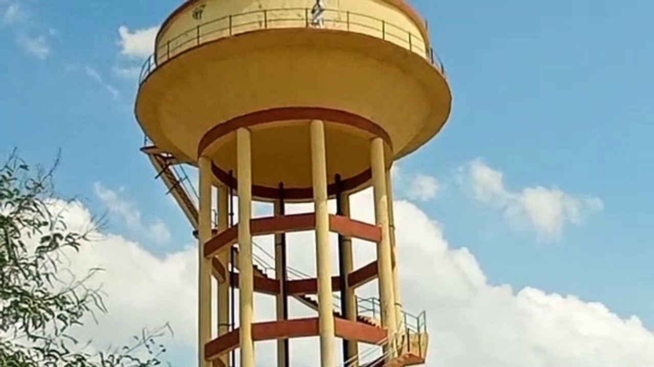 वीडियो- सैकड़ों फीट ऊंची टंकी पर चढ़ा व्यापारी, मकान व फैक्ट्री सीज करने से नाराज
