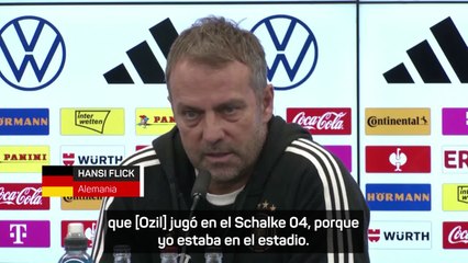 Flick rinde homenaje a Ozil
