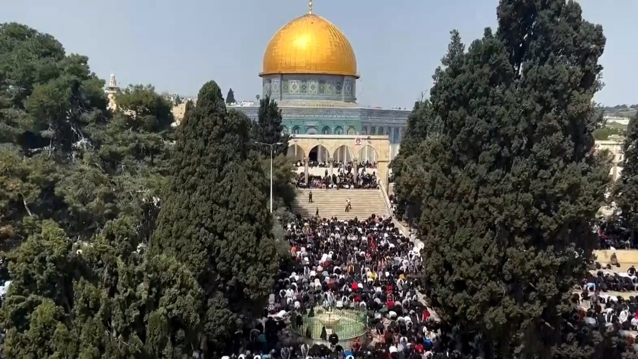 الآلاف يصلون أول جمعة برمضان في المسجد الأقصى وحرمان المئات جراء قيود الاحتلال