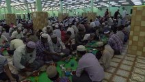 مئات المسلمين في بورما يتجمعون حول موائد الإفطار