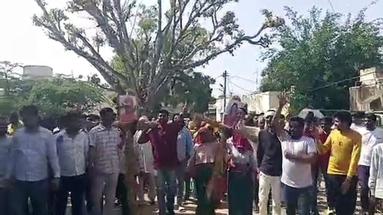 विधायक व भाजपा के समर्थकों ने एक-दूसरे के खिलाफ किया प्रदर्शन ..... देखें वीडियो .....