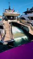 Un yacht remplit sa piscine avec l'eau du port... Pas très propre pour la baignade