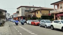 Bimbo sulla sedia a rotelle scortato fino a scuola dalla Lamborghini della polizia