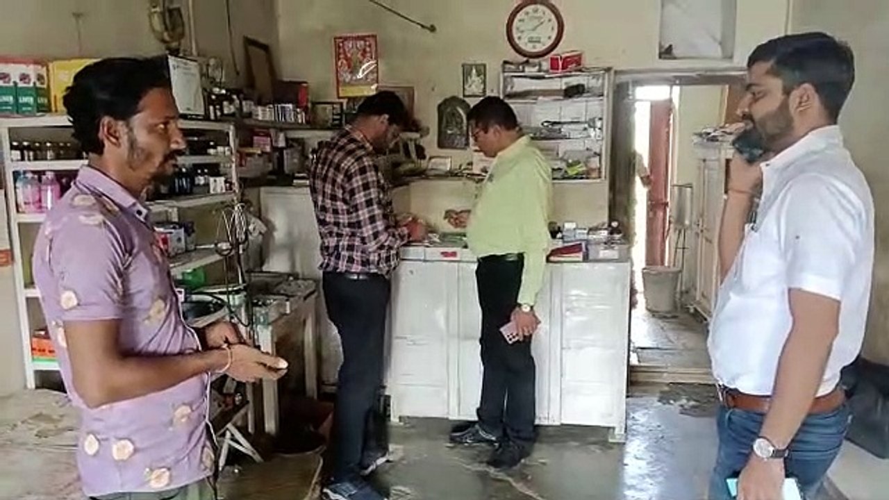 चिकित्सा विभाग : दो क्लीनिक सील, कई संचालक ताले लगाकर भागे