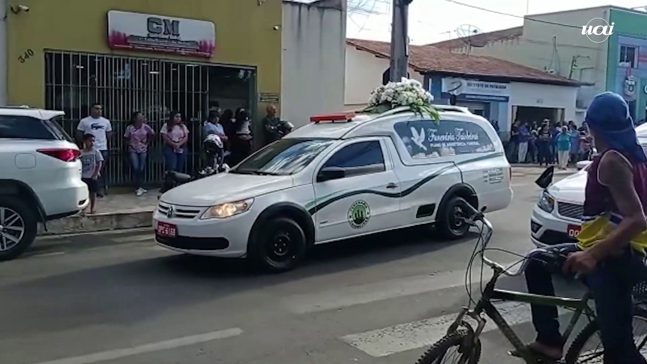 Enterro em Taiobeiras das vítimas da queda do avião em Goiânia