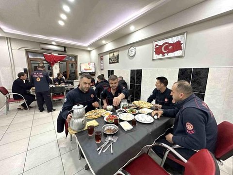 Deprem bölgesindeki itfaiyecilerin buruk sahuru