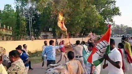 Tải video: राहुल गांधी की सदस्यता रद्द: BJP दफ्तर के सामने कांग्रेसियों और पुलिस के बीच हुई झूमाझटकी, देखें Video