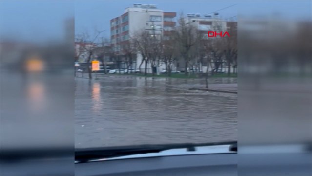 Siverek'te sağanak yağış ve dolu etkili oldu, yollar dereye döndü