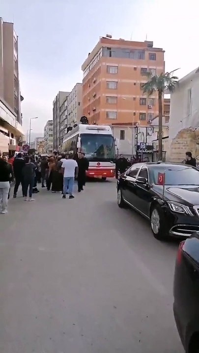 Erdoğan Hatay'da otobüsten vatandaşa oyuncak attı