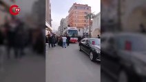 Cumhurbaşkanı Erdoğan, deprem bölgesi Hatay'da otobüsten vatandaşa oyuncak attı
