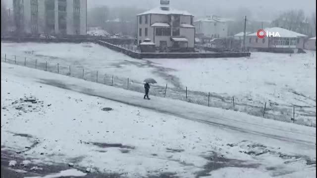 Karlıova'da kar yağışı etkili oldu, ilçe beyaza büründü