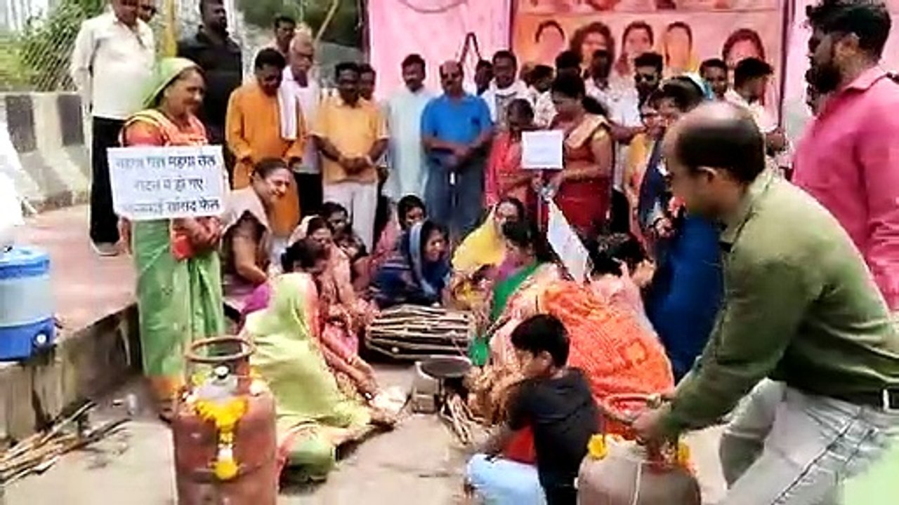 Protest against inflation by making bread on the stove