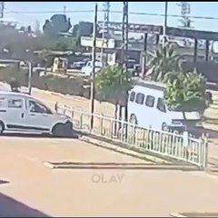 Yol kenarından giden bisikletliye kamyon kasasının açık unutulan kapağı çarptı