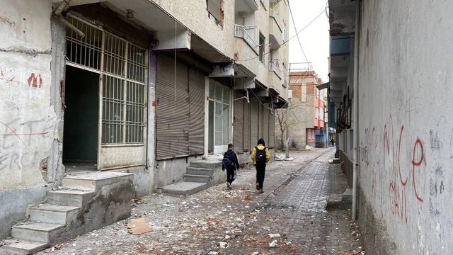 Ağır hasarlı binanın altında tehlikeli yaya ve araç trafiği