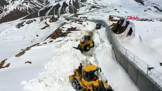 Van'ın İran sınırındaki Çaldıran ilçesinde 3 metreyi bulan karla mücadele sürüyor