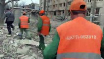 إزالة ركام المباني المدمرة بعد قصف ليلي طال مدينة كراماتورسك الأوكرانية