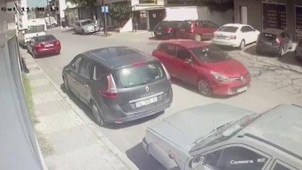 MALTEPE'DE OTOMOBİL KALDIRIMDA BULUNAN 4 KİŞİYE ÇARPTI