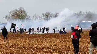 Premiers affrontements entre les forces de l'ordre et les manifestants à Sainte-Soline