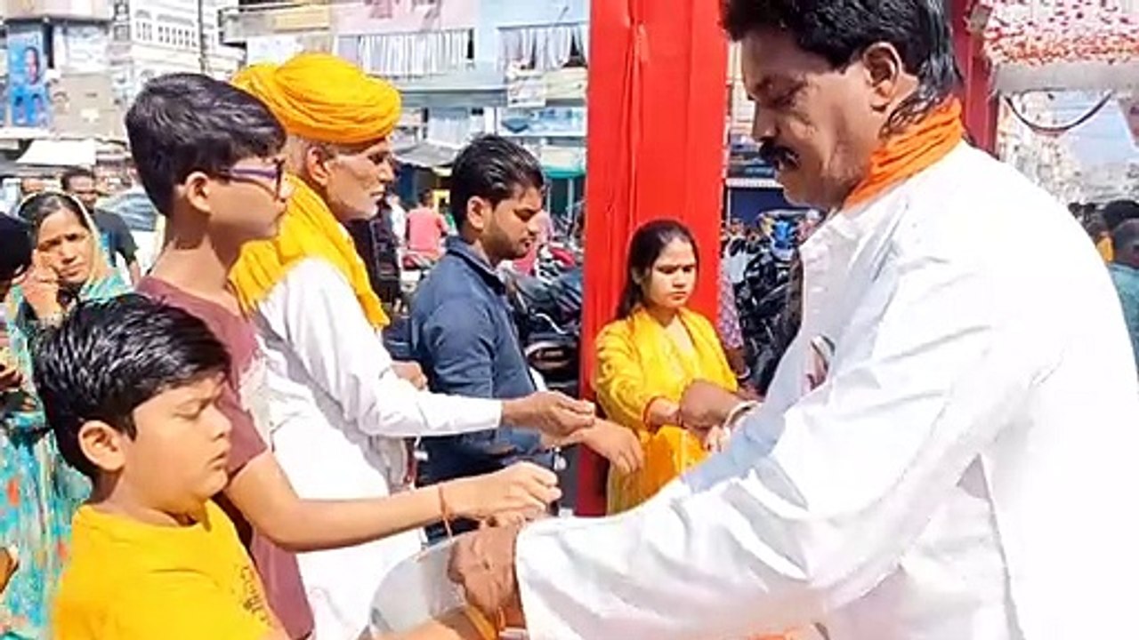 नव संवत्सर का सत्कार: लगाया तिलक, बांधा कलावा