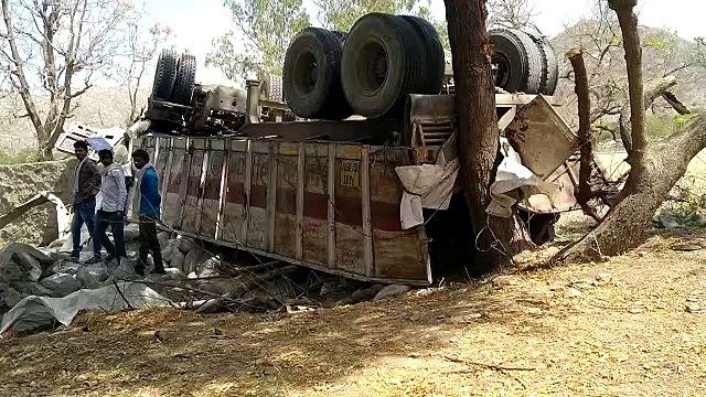 नर्सरी की दीवार से टकराकर पलटा ट्रेलर, चालक घायल
