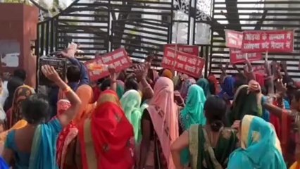 वैशाली: न्यूतम मानदेय को लेकर रसोईया संघ ने डीएम कार्यालय का किया घेराव