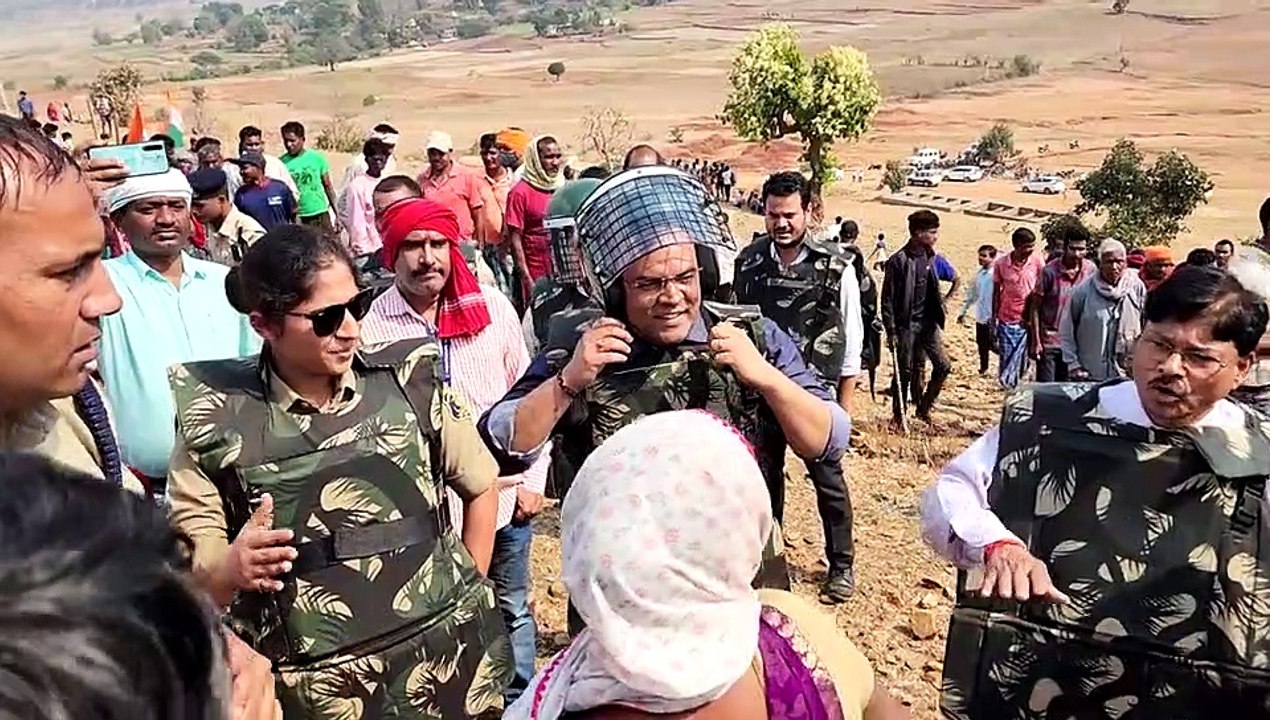 लाठी-डंडे, तीर-धनुष से लैस ग्रामीणों के सामने बुलेट प्रूफ जैकेट व हेलमेट पहनकर पहुंचे कलेक्टर-एसपी