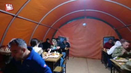 Mehmetçik afet bölgesinde depremzedelere ekmek pişiriyor