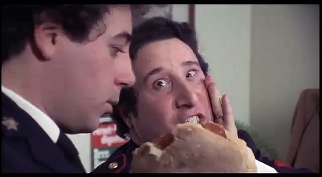 Lino Banfi Alvaro Vitali scene divertenti da ridere Pronto c'è un evaso .....ma questo é un commissariato o una compagnia di varietà?