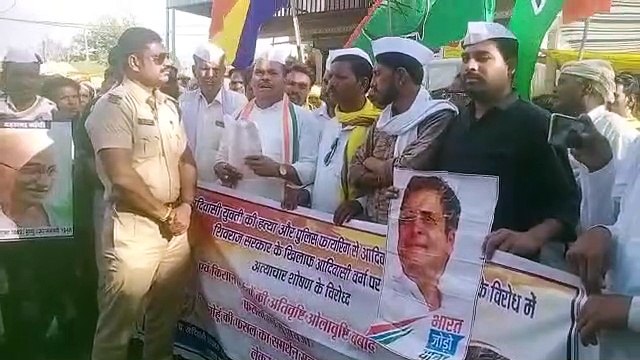 कांग्रेसियों ने गांधी प्रतिमा के समक्ष दिया धरना